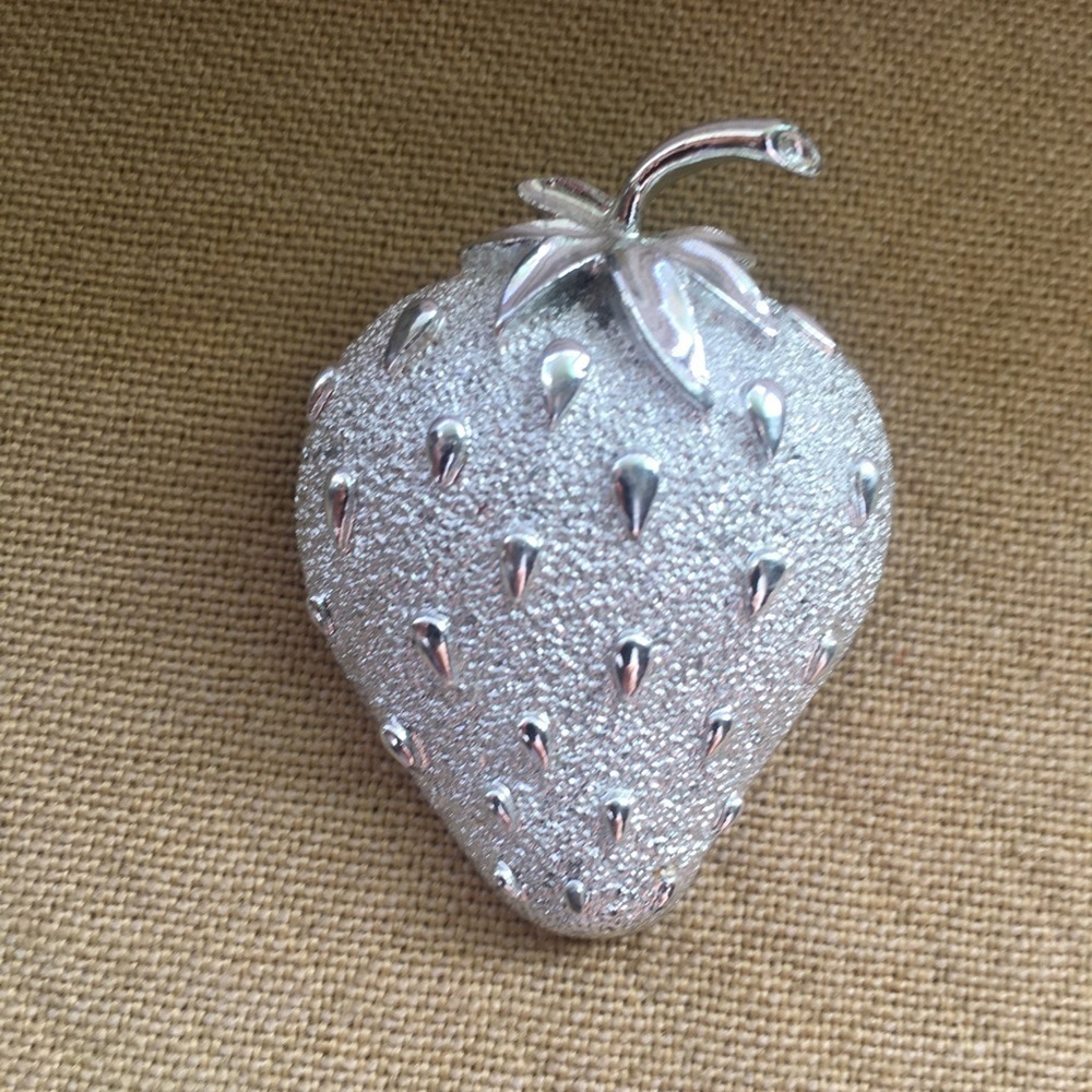 Sarah Coventry Vintage Strawberry 🍓 Brooch Pin